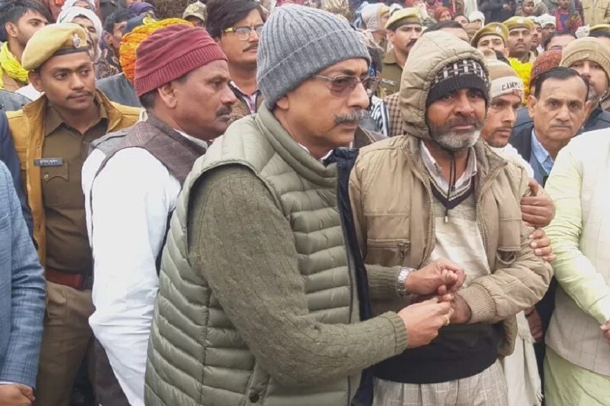 ভারতীয় সেনাবাহিনীর কমান্ডার অংশুমান শ্রীবাস্তব শহিদ সন্তানের বাবার চোখে জল ৷ উপস্থিত মানুষের হাতে ত্রিবর্ণ পতাকা তুলে দিয়েছেন ৷ তাঁর বাবা হাওলদার নরেশ কটারা, কাকা রিঙ্কু শর্মা গভীর শোকপ্রকাশ করেছেন ৷ সংগৃহীত ছবি ৷ ভারতীয় সেনাবাহিনীর কমান্ডার অংশুমান শ্রীবাস্তব শহিদ সন্তানের বাবার চোখে জল ৷ উপস্থিত মানুষের হাতে ত্রিবর্ণ পতাকা তুলে দিয়েছেন ৷ তাঁর বাবা হাওলদার নরেশ কটারা, কাকা রিঙ্কু শর্মা গভীর শোকপ্রকাশ করেছেন ৷ সংগৃহীত ছবি ৷