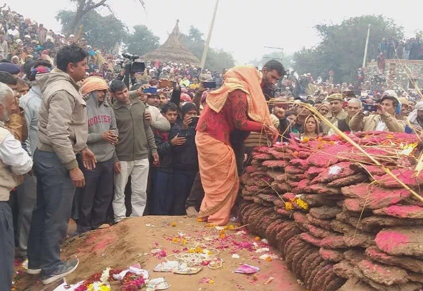 গত মঙ্গলবার জম্মু-কাশ্মীরের রুপওয়াড়া এলাকায় শহিদ হয়েছেন ভরতপুরের রূপবাস পঞ্চানন সমিতির বরোলি ব্রাহ্মণ গ্রামের বাসিন্দা সৌরভ কটারাকে পূর্ণ রাষ্ট্রীয় মর্যদায় পৈতৃত গ্রামে ষেষকৃত্য সম্পন্ন হয়েছে ৷ সেনাবাহিনির ২৮ আরসার রেজিমেন্টে ছিলেন ৷ সৌরভ ৩ বছর আগে সেনাবাহিনিতে ভর্তি হয়েছিলেন ৷ সংগৃহীত ছবি ৷ গত মঙ্গলবার জম্মু-কাশ্মীরের রুপওয়াড়া এলাকায় শহিদ হয়েছেন ভরতপুরের রূপবাস পঞ্চানন সমিতির বরোলি ব্রাহ্মণ গ্রামের বাসিন্দা সৌরভ কটারাকে পূর্ণ রাষ্ট্রীয় মর্যদায় পৈতৃত গ্রামে ষেষকৃত্য সম্পন্ন হয়েছে ৷ সেনাবাহিনির ২৮ আরসার রেজিমেন্টে ছিলেন ৷ সৌরভ ৩ বছর আগে সেনাবাহিনিতে ভর্তি হয়েছিলেন ৷ সংগৃহীত ছবি ৷