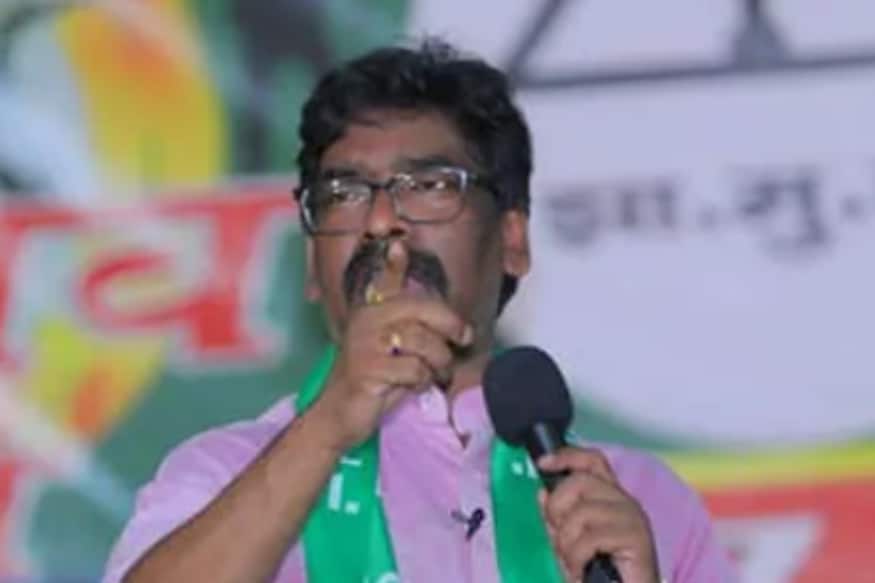 হেমন্ত সোরেনদের সঙ্গে জোট বাঁধার সিদ্ধান্ত এবার সুফল হিসেবে দেখা দিয়েছে কংগ্রেসের কাছেও ৷ কংগ্রেস ভোটের সময়েই জানিয়ে দিয়েছিল যে হেমন্তকে মুখ্যমন্ত্রীর পদের দাবিদার হিসেবে মানতে তাদের শিবিরের পক্ষ থেকে কোনও অসুবিধা নেই ৷ ঝাড়খন্ডের সর্বকনিষ্ঠ মুখ্যমন্ত্রী হওয়া হেমন্ত সোরেনকে সমর্থন করার সিদ্ধান্তই কংগ্রেসের জন্য আশীর্বাদ হল৷ অক্টোবর মাসেই ঝাড়খন্ডে সিট ভাগাভাগি করে নিয়েছিল কংগ্রেস ৷ ভোটে তারা জেএমএমকেই তারা বড় ভাই হিসেবে মেনে নিয়েছিল ৷ কংগ্রেসের পক্ষ থেকে রাজ্যসভা সাংসদ ধীরজ সাহু এ কথা বহুবার জানিয়েছেন ৷ তিনি জানিয়েছেন কংগ্রেসের রাহুল গান্ধী এই তত্ত্বেই ঝাড়খন্ডে নির্বাচন প্রক্রিয়া চালু করার বিষয়ে সিলমোহর দিয়েছিলেন ৷ হেমন্ত সোরেনদের সঙ্গে জোট বাঁধার সিদ্ধান্ত এবার সুফল হিসেবে দেখা দিয়েছে কংগ্রেসের কাছেও ৷ কংগ্রেস ভোটের সময়েই জানিয়ে দিয়েছিল যে হেমন্তকে মুখ্যমন্ত্রীর পদের দাবিদার হিসেবে মানতে তাদের শিবিরের পক্ষ থেকে কোনও অসুবিধা নেই ৷ ঝাড়খন্ডের সর্বকনিষ্ঠ মুখ্যমন্ত্রী হওয়া হেমন্ত সোরেনকে সমর্থন করার সিদ্ধান্তই কংগ্রেসের জন্য আশীর্বাদ হল৷ অক্টোবর মাসেই ঝাড়খন্ডে সিট ভাগাভাগি করে নিয়েছিল কংগ্রেস ৷ ভোটে তারা জেএমএমকেই তারা বড় ভাই হিসেবে মেনে নিয়েছিল ৷ কংগ্রেসের পক্ষ থেকে রাজ্যসভা সাংসদ ধীরজ সাহু এ কথা বহুবার জানিয়েছেন ৷ তিনি জানিয়েছেন কংগ্রেসের রাহুল গান্ধী এই তত্ত্বেই ঝাড়খন্ডে নির্বাচন প্রক্রিয়া চালু করার বিষয়ে সিলমোহর দিয়েছিলেন ৷