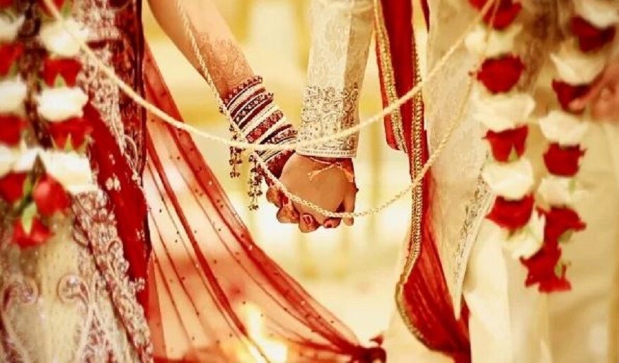 রচনা বিনীতার তুতো বোন ৷ এই বিয়েতে বিনীতার কোনও রাগ নেই এমনটাই জানিয়েছেন তিনি ৷ তাঁর মতে তিনি ভীষণই অসুস্থ ৷ তাই সন্তানদের দেখভাল করার জন্য কাউকে একটা দরকার ছিল ৷ সেক্ষেত্রে যদি নিজের বোনই সেই কাজ করে তাহলে কোনও অসুবিধা হয় না ৷ Photo- Representive রচনা বিনীতার তুতো বোন ৷ এই বিয়েতে বিনীতার কোনও রাগ নেই এমনটাই জানিয়েছেন তিনি ৷ তাঁর মতে তিনি ভীষণই অসুস্থ ৷ তাই সন্তানদের দেখভাল করার জন্য কাউকে একটা দরকার ছিল ৷ সেক্ষেত্রে যদি নিজের বোনই সেই কাজ করে তাহলে কোনও অসুবিধা হয় না ৷ Photo- Representive
