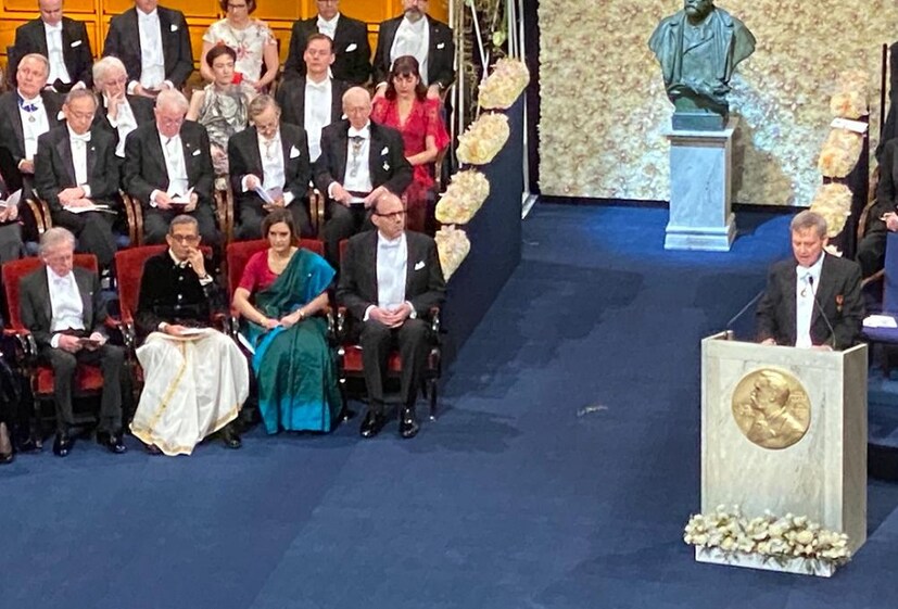 অভিজিৎ ও তাঁর স্ত্রীয়ের পাশাপাশি এ বছর অর্থনীতিতে নোবেল পেলেন তাঁদের সহযোগী গবেষক, হার্ভার্ডের অর্থনীতিবিদ মাইকেল ক্রেমারও। তিন নোবেলজয়ীই ঠিক করেছেন পুরস্কারের টাকা গবেষণার কাজে লাগাবেন। 