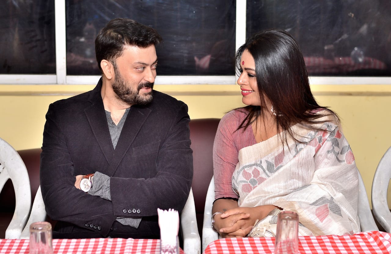 এ বছর ইয়ারএন্ডে সঙ্গীত শিল্পী ইমনের বাড়তি প্রাপ্তি তাঁর নতুন গানের অ্যালবাম শ্যামা। তাঁর জন্য বেশ কসরত করতে হয়েছে ইমনকে। চলেছে স্টুডিওতে পুরো দমে রেকর্ডিং। ‘‘ দারুন অভিজ্ঞতা হল। শ্যামার যে সব গান আগে রেকর্ড করা হয়নি সেগুলো এই অ্যালবামে পাওয়া যাবে। আমি ভীষণ খুশি।’’ জানালেন ইমন। এ বছর ইয়ারএন্ডে সঙ্গীত শিল্পী ইমনের বাড়তি প্রাপ্তি তাঁর নতুন গানের অ্যালবাম শ্যামা। তাঁর জন্য বেশ কসরত করতে হয়েছে ইমনকে। চলেছে স্টুডিওতে পুরো দমে রেকর্ডিং। ‘‘ দারুন অভিজ্ঞতা হল। শ্যামার যে সব গান আগে রেকর্ড করা হয়নি সেগুলো এই অ্যালবামে পাওয়া যাবে। আমি ভীষণ খুশি।’’ জানালেন ইমন।
