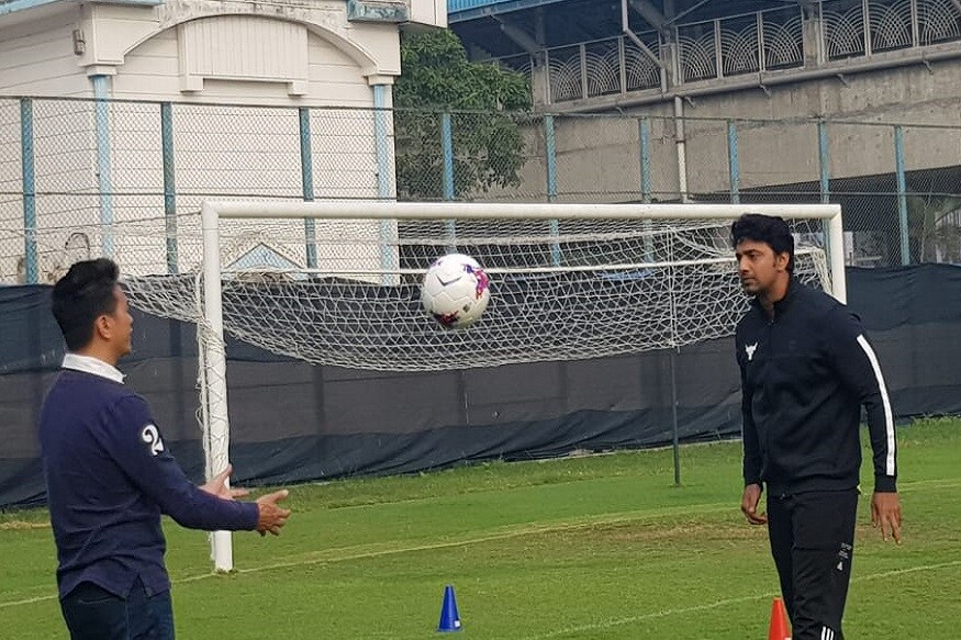 ডজ, ড্রিবলটা ঠিকই ছিল। আউটসাইডটা ম্যানেজ হচ্ছিল না কিছুতেই। আইকনের হালকা টিপস। পাহাড়ি বিছের নজরদারিতে দু-একবার অনুশীলন। আর তাতেই সব জল-ভাত। বিধাননগর সেন্ট্রালপার্কের মাঠে ইনসাইড-আউটসাইডে অবলীলায় জালে বল জড়াচ্ছিলেন খোকাবাবু। Story and Photo- Paradip Ghosh ডজ, ড্রিবলটা ঠিকই ছিল। আউটসাইডটা ম্যানেজ হচ্ছিল না কিছুতেই। আইকনের হালকা টিপস। পাহাড়ি বিছের নজরদারিতে দু-একবার অনুশীলন। আর তাতেই সব জল-ভাত। বিধাননগর সেন্ট্রালপার্কের মাঠে ইনসাইড-আউটসাইডে অবলীলায় জালে বল জড়াচ্ছিলেন খোকাবাবু। Story and Photo- Paradip Ghosh