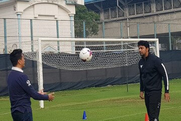 সুপারস্টারের ডাকে মাঠে আইকন, দেবকে ফুটবল টিপস ভাইচুংয়ের