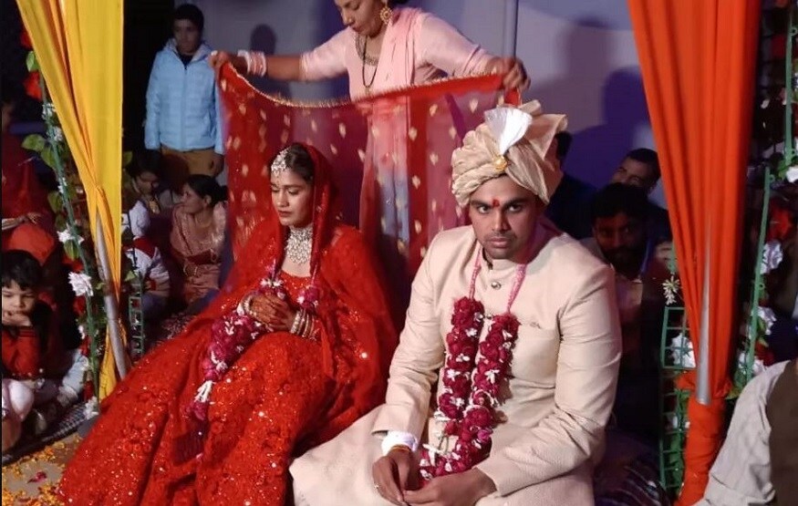 বিয়েতে এক নতুন জিনিস করলেন ববিতা ৷ বিয়েতে হিন্দু নিয়মানুসারে সাত পাক হয় ৷ তবে নিজেদের বিয়েতে নিয়ম ভাঙলেন দঙ্গল কন্যা ৷ বিয়েতে এক নতুন জিনিস করলেন ববিতা ৷ বিয়েতে হিন্দু নিয়মানুসারে সাত পাক হয় ৷ তবে নিজেদের বিয়েতে নিয়ম ভাঙলেন দঙ্গল কন্যা ৷