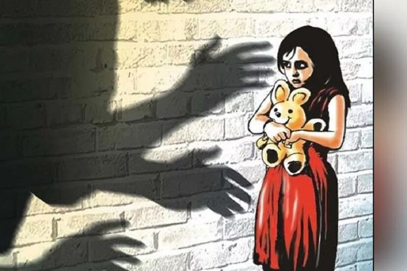 ঘটনাটি ঘটেছে কলকাতার তারাতলা রোডে৷ বৃহস্পতিবার৷ একটি ফাঁকা কমিউনিটি হলের একতলার শৌচালয়ে বাচ্চাটিকে আটকে রাখে ১৯ বছরের যুবক৷ Representative Image 