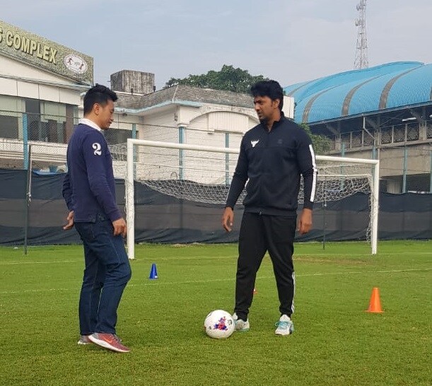 ফি-সকালে ফুটবল এখন নিত্যসঙ্গী সুপারস্টারের। কিন্তু রবিবারের সকালটা ছিল একেবারে অন্যরকম। ভারতীয় ফুটবলের জনককে নিয়ে সিনেমা বলে কথা। দেবের আমন্ত্রণে সিকিম থেকে কলকাতা উড়ে এসেছিলেন ভারতীয় ফুটবলের আইকন। সামনে দাঁড়িয়ে দেবের অনুশীলন দেখলেন। টুকরো টিপস দিলেন। বদলে দিলেন সুপারস্টারের প্লেয়িং স্টাইল। ফিরে যাওয়ার আগে গোলন্দাজ-এর টিমকে সিকিমে আমন্ত্রণও জানালেন পাহাড়ি ঝর্ণা। পাল্টা সৌজন্য দেখিয়ে ভাইচুং ভুটিয়াকে ধন্যবাদ দিলেন টলিউড সুপারস্টার। Photo- Paradip Ghosh ফি-সকালে ফুটবল এখন নিত্যসঙ্গী সুপারস্টারের। কিন্তু রবিবারের সকালটা ছিল একেবারে অন্যরকম। ভারতীয় ফুটবলের জনককে নিয়ে সিনেমা বলে কথা। দেবের আমন্ত্রণে সিকিম থেকে কলকাতা উড়ে এসেছিলেন ভারতীয় ফুটবলের আইকন। সামনে দাঁড়িয়ে দেবের অনুশীলন দেখলেন। টুকরো টিপস দিলেন। বদলে দিলেন সুপারস্টারের প্লেয়িং স্টাইল। ফিরে যাওয়ার আগে গোলন্দাজ-এর টিমকে সিকিমে আমন্ত্রণও জানালেন পাহাড়ি ঝর্ণা। পাল্টা সৌজন্য দেখিয়ে ভাইচুং ভুটিয়াকে ধন্যবাদ দিলেন টলিউড সুপারস্টার। Photo- Paradip Ghosh