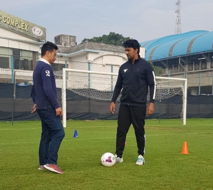 ফি-সকালে ফুটবল এখন নিত্যসঙ্গী সুপারস্টারের। কিন্তু রবিবারের সকালটা ছিল একেবারে অন্যরকম। ভারতীয় ফুটবলের জনককে নিয়ে সিনেমা বলে কথা। দেবের আমন্ত্রণে সিকিম থেকে কলকাতা উড়ে এসেছিলেন ভারতীয় ফুটবলের আইকন। সামনে দাঁড়িয়ে দেবের অনুশীলন দেখলেন। টুকরো টিপস দিলেন। বদলে দিলেন সুপারস্টারের প্লেয়িং স্টাইল। ফিরে যাওয়ার আগে গোলন্দাজ-এর টিমকে সিকিমে আমন্ত্রণও জানালেন পাহাড়ি ঝর্ণা। পাল্টা সৌজন্য দেখিয়ে ভাইচুং ভুটিয়াকে ধন্যবাদ দিলেন টলিউড সুপারস্টার। Photo- Paradip Ghosh