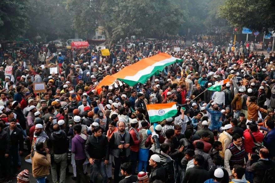 কথা ছিল এক অরাজনৈতিক সংগঠনের মিছিল জামা মসজিদ থেকে যাবে যন্তরমন্তর পর্যন্ত। কিন্তু দুপুর গড়াতেই বদলে যায় ছবি। কথা ছিল এক অরাজনৈতিক সংগঠনের মিছিল জামা মসজিদ থেকে যাবে যন্তরমন্তর পর্যন্ত। কিন্তু দুপুর গড়াতেই বদলে যায় ছবি।