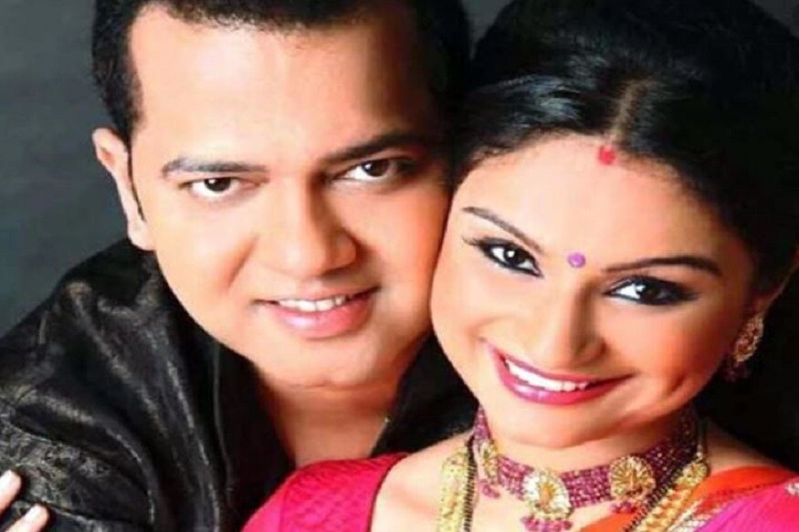 বাবার মৃ্ত্যুর পর নেশায় আশক্ত হয়ে পড়েন রাহুল৷ তবে যে শোয়ে ডিম্পির সঙ্গে তার আলাপ হয়, সেখানে তার জন্য বৌ খোঁজা হচ্ছিল৷ ডিম্পিকেই পছন্দ করেন রাহুল৷ তবে তাদের দাম্পত্য বেশি দিন টেকেনি৷Photo Courtesy: Instagram বাবার মৃ্ত্যুর পর নেশায় আশক্ত হয়ে পড়েন রাহুল৷ তবে যে শোয়ে ডিম্পির সঙ্গে তার আলাপ হয়, সেখানে তার জন্য বৌ খোঁজা হচ্ছিল৷ ডিম্পিকেই পছন্দ করেন রাহুল৷ তবে তাদের দাম্পত্য বেশি দিন টেকেনি৷Photo Courtesy: Instagram