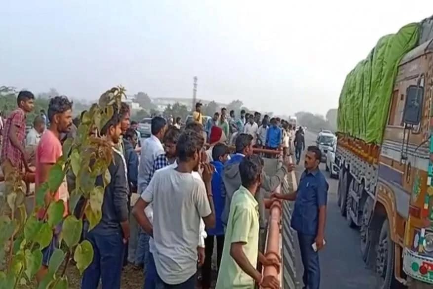 ঘটনার পুনর্নির্মাণের জন্য চার অভিযুক্তকে নিয়ে যাওয়া হয় ওই জায়গায়তেই ধর্ষিতা চিকিত্সকের দগ্ধ দেহ পাওয়া গিয়েছিল। জানাগিয়েছে যে সেই সময় সুযোগ বুঝে পালানোর চেষ্টা করে ওই চার জন। ঘটনার পুনর্নির্মাণের জন্য চার অভিযুক্তকে নিয়ে যাওয়া হয় ওই জায়গায়তেই ধর্ষিতা চিকিত্সকের দগ্ধ দেহ পাওয়া গিয়েছিল। জানাগিয়েছে যে সেই সময় সুযোগ বুঝে পালানোর চেষ্টা করে ওই চার জন।