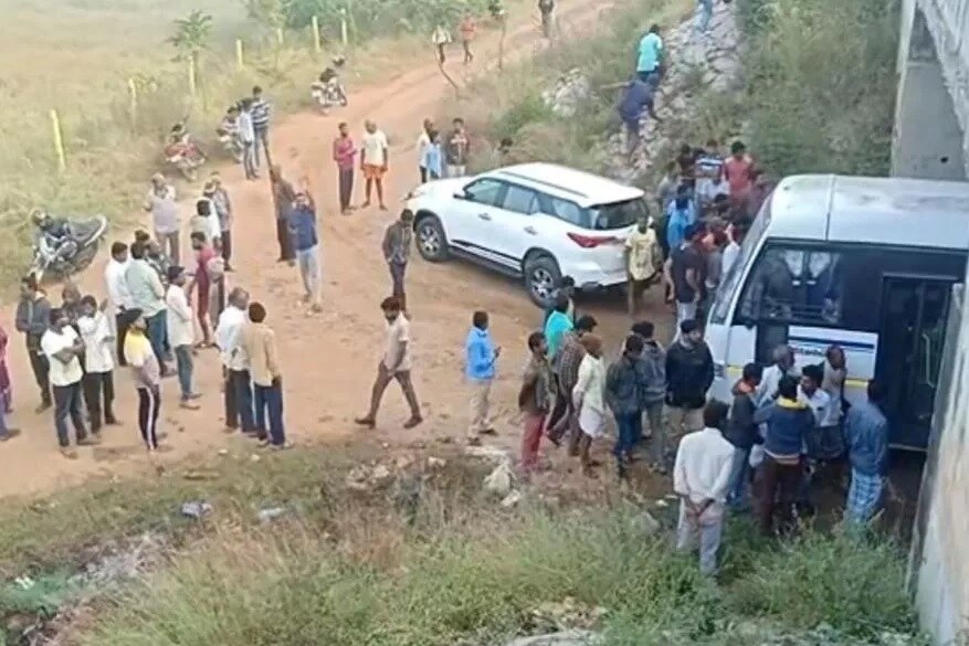 এমন পরিস্থিতিতে পুলিশের কাছে গুলি চালানো ছাড়া কোনও উপায় ছিল না। তাতেই মৃত্যু হয় ওই চার অভিযুক্তের। ৪টি মৃতদেহকে সরকারী হাসপাতালে নিয়ে যাওয়া হয়েছে। এমন পরিস্থিতিতে পুলিশের কাছে গুলি চালানো ছাড়া কোনও উপায় ছিল না। তাতেই মৃত্যু হয় ওই চার অভিযুক্তের। ৪টি মৃতদেহকে সরকারী হাসপাতালে নিয়ে যাওয়া হয়েছে।