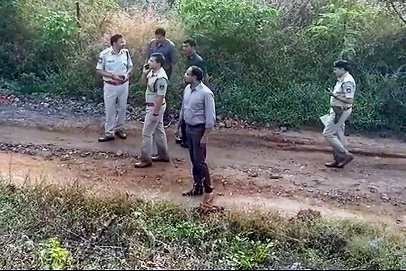 হায়দরাবাদ পুলিশ কমিশনার জানিয়েছেন, পুলিশ হেফাজত থেকে পালাতে যাচ্ছিল ৪ জন৷ ভোর সাড়ে ৩টেয় ঘটনার পুনর্নির্মাণের জন্য৷ ৪৪ নম্বর জাতীয় সড়করে কাছে পালানোর চেষ্টা করলে পুলিশ গুলি ছোড়ে৷