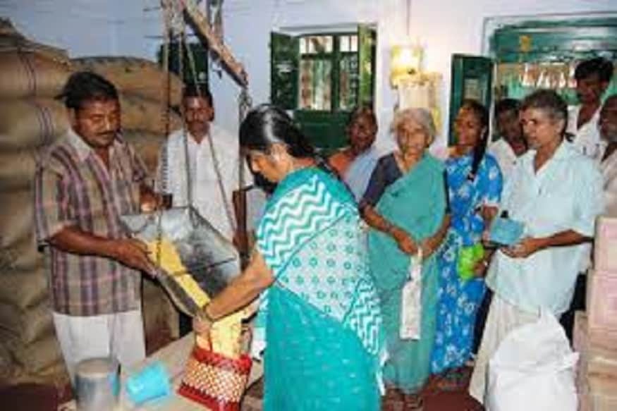 তিনি পরিষ্কার জানিয়ে দিয়েছেন এক দেশ এক রেশ কার্ড এর মাধ্যমে কোনও গ্রাহকের রেশনকার্ড যেখানকারই হোক না কেন দেশের যেকোনও প্রান্ত থেকে তিনি রেশন সংগ্রহ করতে পারবেন ৷ প্রতীকী ছবি ৷ তিনি পরিষ্কার জানিয়ে দিয়েছেন এক দেশ এক রেশ কার্ড এর মাধ্যমে কোনও গ্রাহকের রেশনকার্ড যেখানকারই হোক না কেন দেশের যেকোনও প্রান্ত থেকে তিনি রেশন সংগ্রহ করতে পারবেন ৷ প্রতীকী ছবি ৷