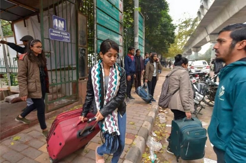 রবিবারের ঘটনার পর বিশ্ববিদ্যালয় ক্যাম্পাস বা হস্টেলে সুরক্ষার অভাব বোধ করছেন ছাত্রীরা। সোমবার সকাল থেকেই তাদের ক্যাম্পাস ছাড়ার হিড়িক।