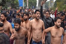 জামিয়া মিলিয়ায় পড়ুয়াদের খালি গায়ে বিক্ষোভ, 'উচ্চ পর্যায়ের তদন্ত হবে': উপাচার্য জামিয়া মিলিয়ায় পড়ুয়াদের খালি গায়ে বিক্ষোভ, 'উচ্চ পর্যায়ের তদন্ত হবে': উপাচার্য