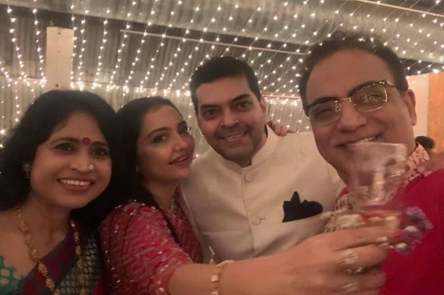 জুন-সৌরভের হাতে গোনা কয়েকজন প্রিয় মানুষ উপস্থিথ ছিলেন এই অনুষ্ঠানে৷ Photo Courtesy: Facebook জুন-সৌরভের হাতে গোনা কয়েকজন প্রিয় মানুষ উপস্থিথ ছিলেন এই অনুষ্ঠানে৷ Photo Courtesy: Facebook