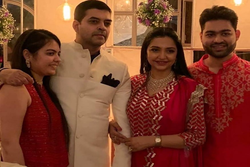 চলছে সিরিয়ালের শ্যুটিং৷ তাই ভীষণ ব্যস্ত জুন৷ বিয়ের জন্য ছুটি মাত্র ৪দিন৷ ৩০শে নভেম্বর ছিল বিয়ে৷ ১লা ডিসেম্বর অর্থাৎ রবিবার রয়েছে রিসেপশন৷ তারপরই আবার কাজে যোগ দেবেন স্বামী-স্ত্রী৷ সৌরভ চট্টোপাধ্যায়ের স্পোর্টস ম্যানেজমেন্টে রয়েছেন৷ Photo Courtesy: Facebook চলছে সিরিয়ালের শ্যুটিং৷ তাই ভীষণ ব্যস্ত জুন৷ বিয়ের জন্য ছুটি মাত্র ৪দিন৷ ৩০শে নভেম্বর ছিল বিয়ে৷ ১লা ডিসেম্বর অর্থাৎ রবিবার রয়েছে রিসেপশন৷ তারপরই আবার কাজে যোগ দেবেন স্বামী-স্ত্রী৷ সৌরভ চট্টোপাধ্যায়ের স্পোর্টস ম্যানেজমেন্টে রয়েছেন৷ Photo Courtesy: Facebook