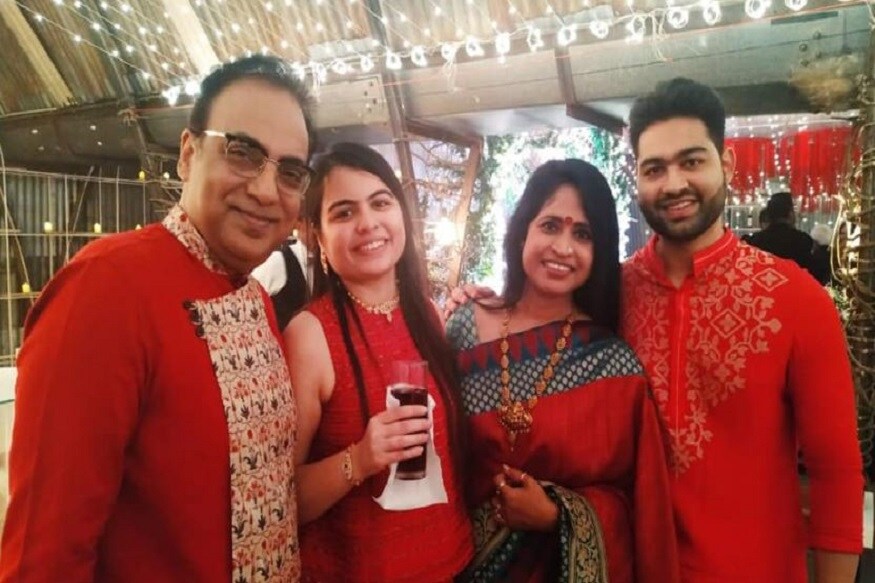 অতিথিদের আপ্যায়নের দায়িত্বে ছিলেন খোদ জুনের ছেলে শিবেন্দ্র ও মেয়ে শিবাঙ্গী৷ Photo Courtesy: Facebook অতিথিদের আপ্যায়নের দায়িত্বে ছিলেন খোদ জুনের ছেলে শিবেন্দ্র ও মেয়ে শিবাঙ্গী৷ Photo Courtesy: Facebook