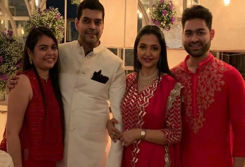 সাঁতপাকে বাঁধা পড়লেন জুন মালিয়া৷ পাত্র সৌরভ চট্টোপাধ্যায়৷ ১৪ বছরের প্রেম এবার পরিণতি পেল৷ নবদম্পতি জুন-সৌরভের সঙ্গে জুনের ছেলে ও মেয়ে শিবেন্দ্র ও শবাঙ্গী শেয়ার করে নিলেন স্পেশ্যাল ফ্রেম! Photo Courtesy: Facebook সাঁতপাকে বাঁধা পড়লেন জুন মালিয়া৷ পাত্র সৌরভ চট্টোপাধ্যায়৷ ১৪ বছরের প্রেম এবার পরিণতি পেল৷ নবদম্পতি জুন-সৌরভের সঙ্গে জুনের ছেলে ও মেয়ে শিবেন্দ্র ও শবাঙ্গী শেয়ার করে নিলেন স্পেশ্যাল ফ্রেম! Photo Courtesy: Facebook