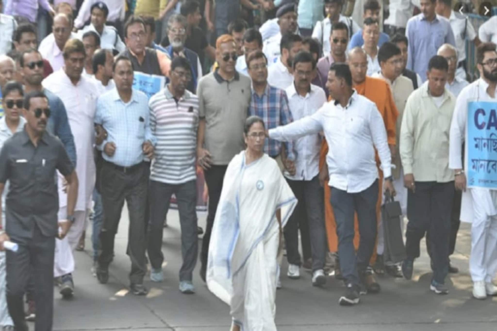 ‘ক্ষমতা থাকলে রাষ্ট্রসংঘের অধীনে CAA-NRC নিয়ে গণভোটে লড়ুন’, চ্যালেঞ্জ মমতার