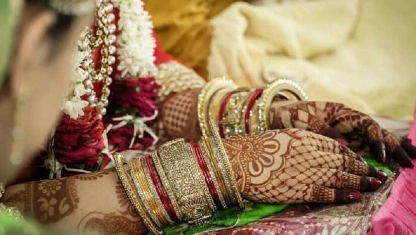 এই ধরণের সময় মহিলারা চান না পরিবারে বড় কোনও ইভেন্ট থাকুক ৷ কারণ সেখানে যে পরিমাণ শারীরিক অস্বস্তি থাকে স্বাভাবিক মুভমেন্ট থাকে না ৷ অনেক সময় বিয়ের ডেটও এই পিরিয়ডসের ডেটের হিসেবেই ফেলেন মেয়েরা ৷ Photo- Representive 