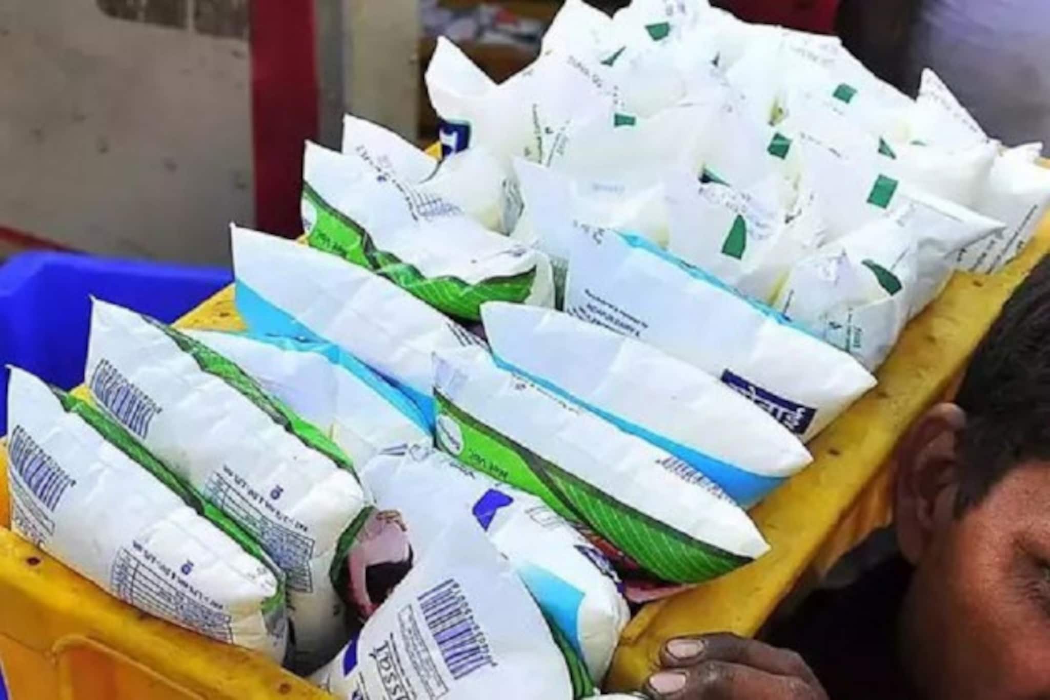 সাধারণের কপালে হাত, এবার দাম বাড়ল দুধের !