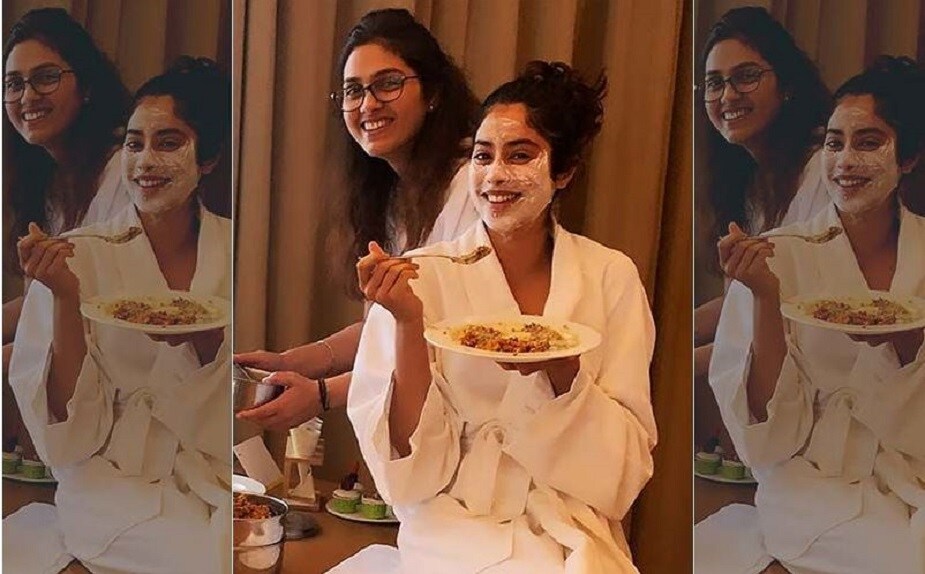 এই মুহূর্তে নেট দুনিয়া তোলপাড় করছে স্নানের পোশাক পরা জাহ্নবীর একটি ছবি! সাদা বাথ রোব পরে রয়েছেন জাহ্নবী, হাতে বিরিয়ানির প্লেট, মুখে প্যাক লাগানো। এই মুহূর্তে নেট দুনিয়া তোলপাড় করছে স্নানের পোশাক পরা জাহ্নবীর একটি ছবি! সাদা বাথ রোব পরে রয়েছেন জাহ্নবী, হাতে বিরিয়ানির প্লেট, মুখে প্যাক লাগানো।