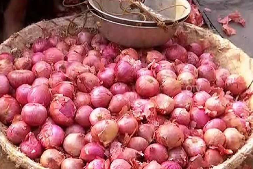 পেঁয়াজের ঝাঁজে যখন চোখে জল, মুখে হাসি ফোটাতে এগিয়ে এল সরকার। পিঙ্ক টেস্টের মরসুমেই সেঞ্চুরি করেছে পেঁয়াজ। বাজারে গেলেই হাত পুড়ছে মধ্যবিত্তের। সাধ্য নেই, তাই সাধ আর স্বাদ দুয়েই লাগাম টানতে হয়েছে। মধ্যবিত্তের হেঁশেলে পেঁয়াজের আনাগোনা কমেছে। তবে আর নয়, মুশকিল আসান করতে উদ্যোগ নিয়েছে সরকার। পেঁয়াজের ঝাঁজে যখন চোখে জল, মুখে হাসি ফোটাতে এগিয়ে এল সরকার। পিঙ্ক টেস্টের মরসুমেই সেঞ্চুরি করেছে পেঁয়াজ। বাজারে গেলেই হাত পুড়ছে মধ্যবিত্তের। সাধ্য নেই, তাই সাধ আর স্বাদ দুয়েই লাগাম টানতে হয়েছে। মধ্যবিত্তের হেঁশেলে পেঁয়াজের আনাগোনা কমেছে। তবে আর নয়, মুশকিল আসান করতে উদ্যোগ নিয়েছে সরকার।