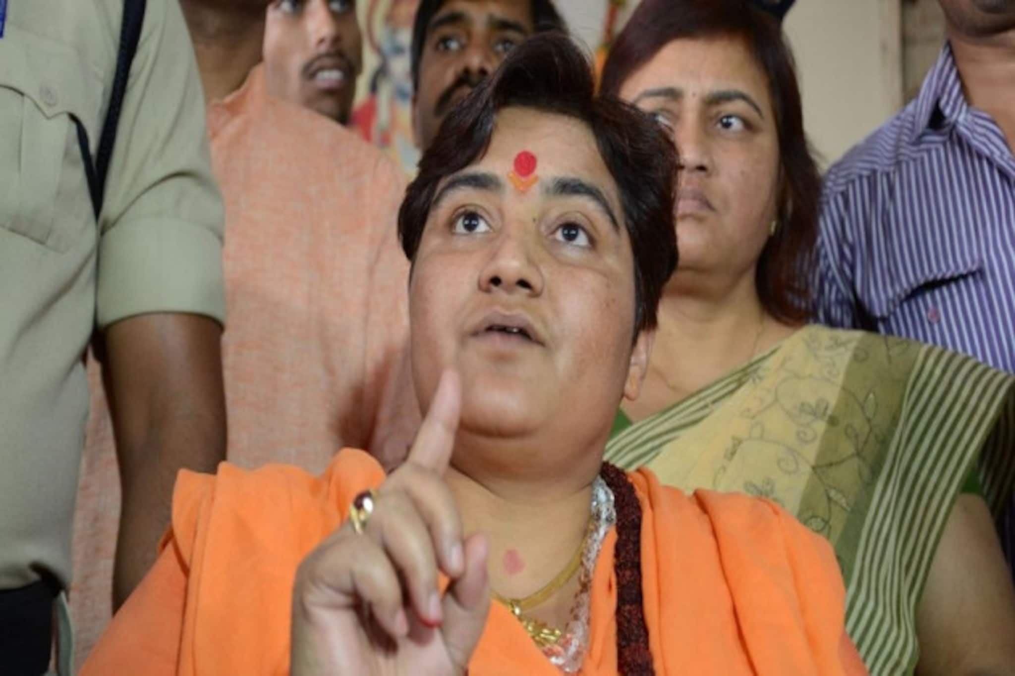 পছন্দসই সিট পেলেন না, প্লেনেই ধর্নায় বসলেন বিজেপি সাংসদ প্রজ্ঞা ঠাকুর