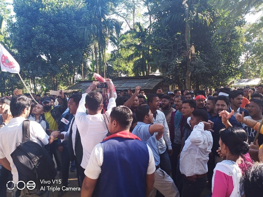 সোমবার বিল পাশের পর থেকেই তৈরি হয়েছে অগ্নিগর্ভ পরিস্থিতি। বিলের প্রতিবাদে অসমের বিভিন্ন জায়গায় একাধিক সংগঠন পথ অবরোধ শুরু করে। সোমবার বিল পাশের পর থেকেই তৈরি হয়েছে অগ্নিগর্ভ পরিস্থিতি। বিলের প্রতিবাদে অসমের বিভিন্ন জায়গায় একাধিক সংগঠন পথ অবরোধ শুরু করে।