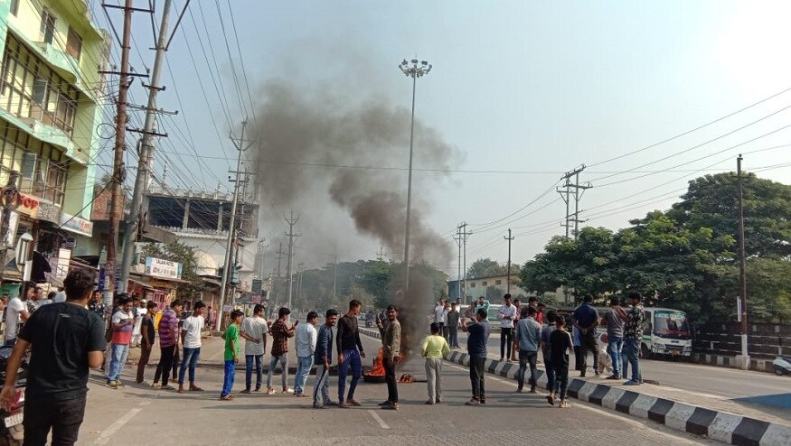 অসমের ডিব্রুগড়, গুয়াহাটি, গোলাঘাট সহ ত্রিপুরারও একাধিক জায়গায় চলে বিক্ষোভ। মিছিলে হাঁটেন বিক্ষোভকারীরা। কোথাও রাস্তায় টায়ার জ্বালিয়ে বিক্ষোভ দেখান হয়। অসমের ডিব্রুগড়, গুয়াহাটি, গোলাঘাট সহ ত্রিপুরারও একাধিক জায়গায় চলে বিক্ষোভ। মিছিলে হাঁটেন বিক্ষোভকারীরা। কোথাও রাস্তায় টায়ার জ্বালিয়ে বিক্ষোভ দেখান হয়।