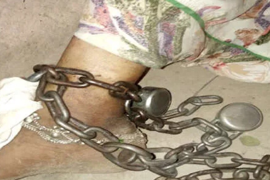 হায়দরাবাদে মহিলা পশু চিকিৎসককে ধর্ষণের ঘটনায় যখন গোট দেশ উত্তাল সেখানে দেশের আরেক প্রান্ত নৃশংস অত্যাচারের শিকার হলেন আরেকজন ৷ চাঞ্চল্যকর বিষয়টি হল এই ক্ষেত্রে রক্ষকই ভক্ষক ৷ চেনের সঙ্গে বেঁধে রেখে নিজের মেয়েকে বারেবারে ধর্ষণ করল নিজের বাবা ৷ হায়দরাবাদে মহিলা পশু চিকিৎসককে ধর্ষণের ঘটনায় যখন গোট দেশ উত্তাল সেখানে দেশের আরেক প্রান্ত নৃশংস অত্যাচারের শিকার হলেন আরেকজন ৷ চাঞ্চল্যকর বিষয়টি হল এই ক্ষেত্রে রক্ষকই ভক্ষক ৷ চেনের সঙ্গে বেঁধে রেখে নিজের মেয়েকে বারেবারে ধর্ষণ করল নিজের বাবা ৷