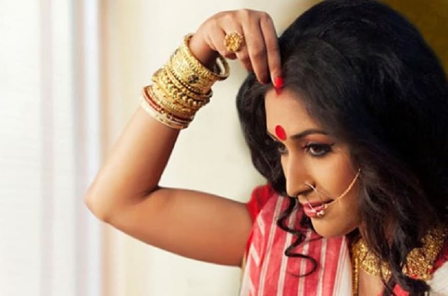 তর্জনী আঙুল দিয়ে সিঁদুর পরলে শান্তি পাওয়া যায় ৷ মধ্যমা আঙুল দিয়ে পরলে আয়ু বৃদ্ধি পায় ৷ মাথার এক কোণে চিলতে করে সিঁদুর দিলে স্বামী ও স্ত্রী-র সম্পর্কের মধ্যে দূরত্ব তৈরি হয় ৷ Photo- File তর্জনী আঙুল দিয়ে সিঁদুর পরলে শান্তি পাওয়া যায় ৷ মধ্যমা আঙুল দিয়ে পরলে আয়ু বৃদ্ধি পায় ৷ মাথার এক কোণে চিলতে করে সিঁদুর দিলে স্বামী ও স্ত্রী-র সম্পর্কের মধ্যে দূরত্ব তৈরি হয় ৷ Photo- File
