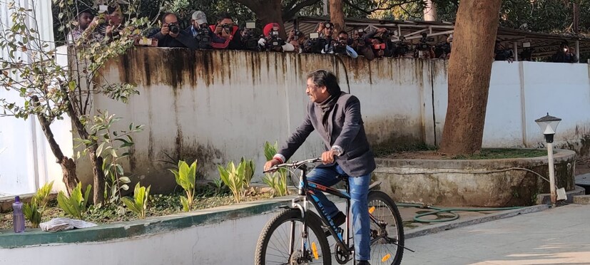 &lt;br /&gt; তুলনামূলকভাবে রাজনীতিতে নবীন হেমন্ত সোরেন। তাঁকে কখনই বাবা 'গুরুজি' শিবু সোরেন কিংবা দাদা মৃত দুর্গা সোরেনের সঙ্গে তুলনা করা চলে না। কিন্তু ঝাড়খণ্ডে বিজেপির ভরাডুবির অন্যতম কারণ তিনিই