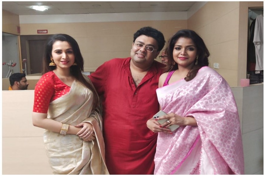 অরুনিমা এবং ফালাক ব্যস্ত ছিলেন সিন এ ।মাঝে মধ্যে চলছিল খুনসুটিও।তার মাঝে এসে পড়লেন অম্বরীষ।সামনে ক্যামেরা দেখে, দিয়ে দিলেন দুই রমণীর সঙ্গে দারুন একটা পোজ।একেই বলে একেবারে পিকচার পারফেক্ট৷ অরুনিমা এবং ফালাক ব্যস্ত ছিলেন সিন এ ।মাঝে মধ্যে চলছিল খুনসুটিও।তার মাঝে এসে পড়লেন অম্বরীষ।সামনে ক্যামেরা দেখে, দিয়ে দিলেন দুই রমণীর সঙ্গে দারুন একটা পোজ।একেই বলে একেবারে পিকচার পারফেক্ট৷