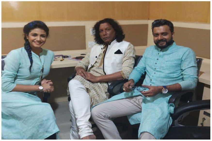 সৌরসেনী, অরিজিৎ দত্ত এবং ইন্দ্রাশিস এসে জুড়লেন গল্প।গল্প চললো অরিজিৎ দত্ত কে নিয়ে ।তিনি নাকি নিজের স্ক্রিপ্ট না নিয়ে আবীরের স্ক্রিপ্ট নিয়ে বসে ছিলেন ।সেই নিয়ে হাসির ফুলঝুরি ইন্দ্রাশিস এবং সৌরশেনীর৷ সৌরসেনী, অরিজিৎ দত্ত এবং ইন্দ্রাশিস এসে জুড়লেন গল্প।গল্প চললো অরিজিৎ দত্ত কে নিয়ে ।তিনি নাকি নিজের স্ক্রিপ্ট না নিয়ে আবীরের স্ক্রিপ্ট নিয়ে বসে ছিলেন ।সেই নিয়ে হাসির ফুলঝুরি ইন্দ্রাশিস এবং সৌরশেনীর৷