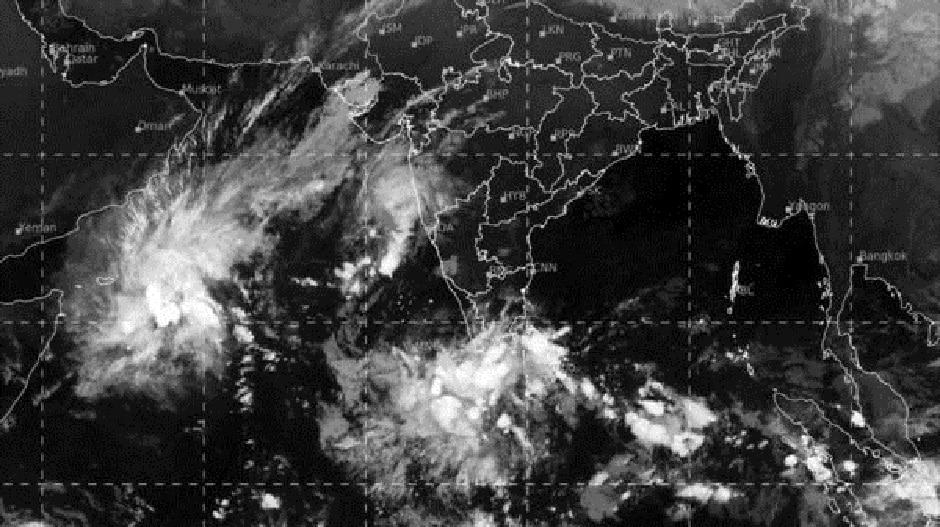 দক্ষিণ-পশ্চিম আরব সাগরে অতি গভীর নিম্নচাপ ক্রমশ পূর্বদিকে সরছে। আজই ঘূর্ণিঝড়ে পরিণত হবে এই নিম্নচাপ। এই নিয়ে আরব সাগরে চলতি বছরে চতুর্থ ঘূর্ণিঝড় এটি। ঘূর্ণিঝড়ের রূপ নিয়েই তা উত্তর উত্তর-পশ্চিম দিকে এগোবে। পরে দিক পরিবর্তন করে পশ্চিম ও দক্ষিণ পশ্চিম দিকে অগ্রসর হয়ে সোমালিয়ায় আছড়ে পড়বে। এখনও পর্যন্ত ঘূর্ণিঝড়ের যা শক্তি অনুমান করছেন আবহাওয়াবিদরা তাতে চারদিন পরে তা আফ্রিকার সোমালিয়ার উপকূলে আছড়ে পড়ার সম্ভাবনা। তবে এর জেরে কর্ণাটক মহারাষ্ট্র ও গোয়া উপকূলে সমুদ্র উত্তাল থাকবে। উপকূলে ৬০ থেকে ৭০ কিলোমিটার বেগে ঝোড়ো হাওয়া বইতে পারে ৷ মৎস্যজীবীদের সমুদ্রে যেতে নিষেধ করা হয়েছে। সমুদ্রের ভেতরে ৮০ কিলোমিটার পর্যন্ত ঝড়ো হাওয়া বইবে, সমুদ্র উত্তাল থাকবে। Representational Image দক্ষিণ-পশ্চিম আরব সাগরে অতি গভীর নিম্নচাপ ক্রমশ পূর্বদিকে সরছে। আজই ঘূর্ণিঝড়ে পরিণত হবে এই নিম্নচাপ। এই নিয়ে আরব সাগরে চলতি বছরে চতুর্থ ঘূর্ণিঝড় এটি। ঘূর্ণিঝড়ের রূপ নিয়েই তা উত্তর উত্তর-পশ্চিম দিকে এগোবে। পরে দিক পরিবর্তন করে পশ্চিম ও দক্ষিণ পশ্চিম দিকে অগ্রসর হয়ে সোমালিয়ায় আছড়ে পড়বে। এখনও পর্যন্ত ঘূর্ণিঝড়ের যা শক্তি অনুমান করছেন আবহাওয়াবিদরা তাতে চারদিন পরে তা আফ্রিকার সোমালিয়ার উপকূলে আছড়ে পড়ার সম্ভাবনা। তবে এর জেরে কর্ণাটক মহারাষ্ট্র ও গোয়া উপকূলে সমুদ্র উত্তাল থাকবে। উপকূলে ৬০ থেকে ৭০ কিলোমিটার বেগে ঝোড়ো হাওয়া বইতে পারে ৷ মৎস্যজীবীদের সমুদ্রে যেতে নিষেধ করা হয়েছে। সমুদ্রের ভেতরে ৮০ কিলোমিটার পর্যন্ত ঝড়ো হাওয়া বইবে, সমুদ্র উত্তাল থাকবে। Representational Image