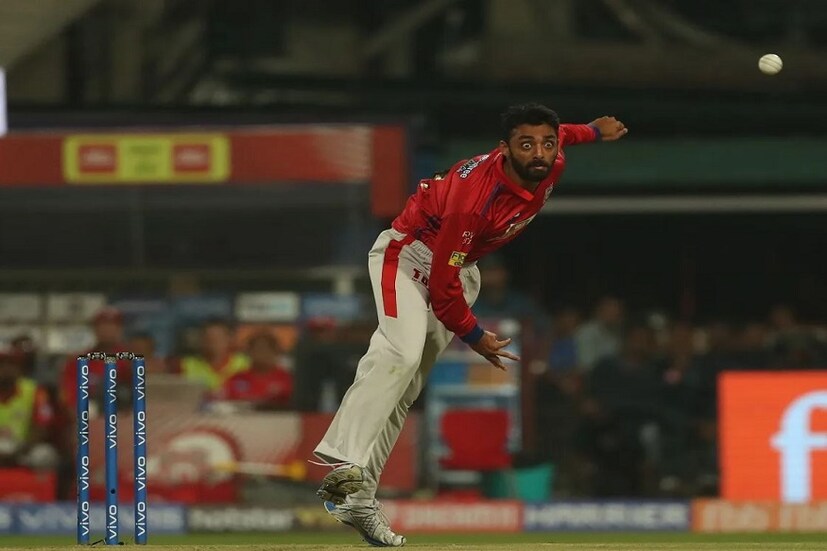 IPL -এ বিভিন্ন সময়ে বিভিন্ন অজানা রহস্যময় ক্রিকেটারদের বহু দাম দিয়ে কেনা হয় ৷ ২০১৫ তে কারিয়াপ্পা, ২০১৭-তে টি নটরাজন আর ২০১৮ -১৯ এ বরুণ চক্রবর্তী ৷ এঁদের কেনার জন্য আইপিএল ফ্রাঞ্চাইজিরা টাকার থলি নিয়ে ঝাঁপিয়েছিল ৷ ৮.৪০ কোটি তে এই স্পিনারকে কিনেছিল কিংস ইলেভেন পঞ্জাব ৷ গত মরশুমে একটিমাত্র ম্যাচ খেলেছিলেন তিনি ৩০ রান দিয়ে একটি উইকেট নিয়েছিলেন ৷ তারপর চোটের কারণে ছিটকে যান ৷ এরপর আর কোনও ক্রিকেটেই খেলেননি বরুণ চক্রবর্তী ৷ ফলে এবারের নিলামে প্রাথমিকভাবে কোনও দল তাঁকে তুলে নেবে এমন ভাবাটা দুরাশা ৷ গ মরশুমে ভারতীয় ঘরোয়া ক্রিকেটারদের মধ্যে তিনি দ্বিতীয় সর্বাধিক দামে বিক্রি হওয়া ক্রিকেটার ৷ 