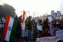 নাগরিক সংশোধনী আইনের প্রতিবাদে হাওড়া-শিয়ালদহ শাখায় ট্রেন বিভ্রাট অব্যাহত নাগরিক সংশোধনী আইনের প্রতিবাদে হাওড়া-শিয়ালদহ শাখায় ট্রেন বিভ্রাট অব্যাহত