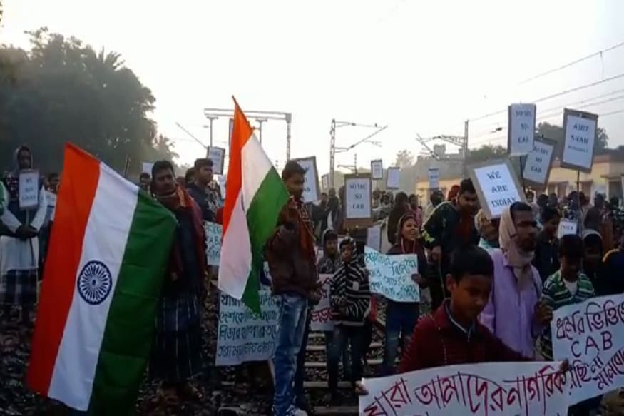 শিয়ালদহ-হাসনাবাদ শাখায় ট্রেন চলাচল বন্ধ, রঘুনাথগঞ্জে রাজ্য সড়ক অবরোধ ৷ নাগরিকত্ব আইনের প্রতিবাদ ৷ হাসনাবাদ-শিয়ালদহ শাখায় অবরোধ, অবরোধ হাড়োয়া রোড স্টেশনে ৷ নিজস্ব ছবি ৷ শিয়ালদহ-হাসনাবাদ শাখায় ট্রেন চলাচল বন্ধ, রঘুনাথগঞ্জে রাজ্য সড়ক অবরোধ ৷ নাগরিকত্ব আইনের প্রতিবাদ ৷ হাসনাবাদ-শিয়ালদহ শাখায় অবরোধ, অবরোধ হাড়োয়া রোড স্টেশনে ৷ নিজস্ব ছবি ৷