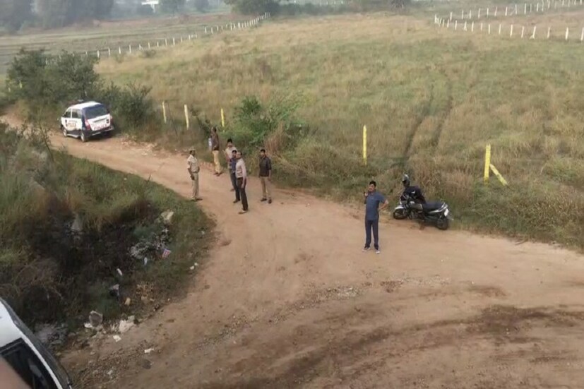 হায়দরাবাদ গণধর্ষণ ও খুন কাণ্ডে ৪ অভিযুক্ত পালাতে গিয়ে পুলিশের গুলিতে মৃত ৷ ৪৪ নং জাতীয় সড়কের কাছেই ঘটনাটি ঘটেছে ৷ 
