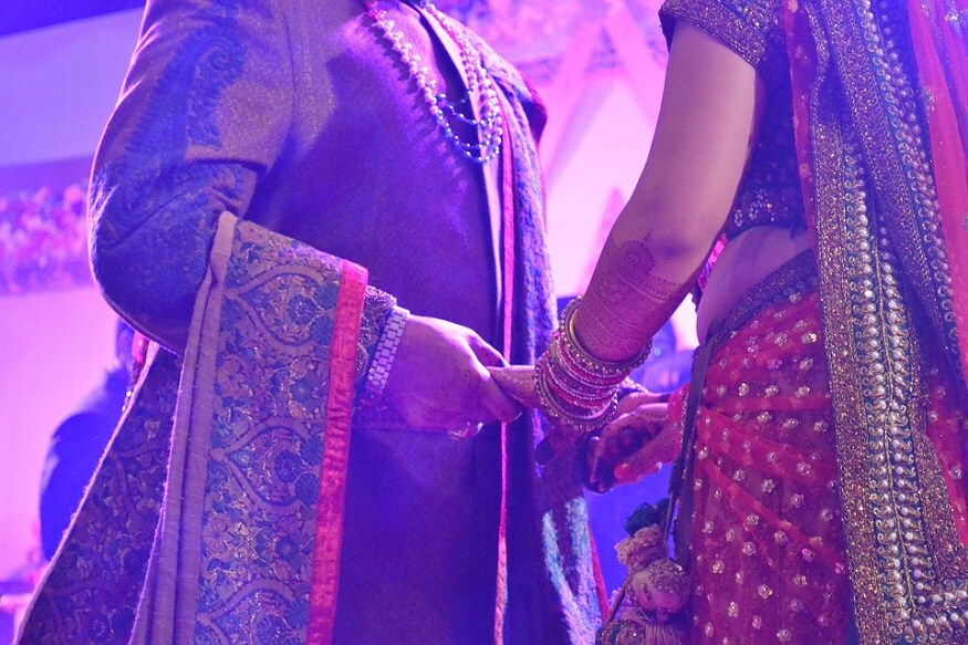 পরিবারের রোষ থেকে বাঁচতে সুরক্ষা চেয়ে লম্বা চওড়া দরখাস্ত লিখে জমা দিয়েছিলেন আদালতে ৷ সঙ্গে জুড়ে দিয়েছিলেন নিজেদের বিয়ের একটা ছবিও ৷ সেই ছবিই হল কাল ৷ পরিবারের রোষ থেকে বাঁচতে সুরক্ষা চেয়ে লম্বা চওড়া দরখাস্ত লিখে জমা দিয়েছিলেন আদালতে ৷ সঙ্গে জুড়ে দিয়েছিলেন নিজেদের বিয়ের একটা ছবিও ৷ সেই ছবিই হল কাল ৷