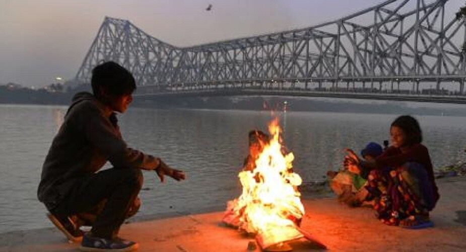 আলিপুর আবহাওয়া দফতরের আবহাওয়াবিদ গোকুলচন্দ্র দেবনাথ জানান, বুধবার থেকেই পশ্চিমী ঝঞ্ঝার কারণে যে মেঘ তা কেটে যাবে। অন্যদিকে উত্তর-পশ্চিমে থেকে যে শীতল হাওয়া আমাদের রাজ্যে আসে সেই হাওয়ায় আর কোনও বাধা নেই। পশ্চিমী ঝঞ্জা পুরোপুরি কেটে যাওয়াতেই এবার পাকাপাকিভাবে শীত আসছে রাজ্যে। আলিপুর আবহাওয়া দফতরের আবহাওয়াবিদ গোকুলচন্দ্র দেবনাথ জানান, বুধবার থেকেই পশ্চিমী ঝঞ্ঝার কারণে যে মেঘ তা কেটে যাবে। অন্যদিকে উত্তর-পশ্চিমে থেকে যে শীতল হাওয়া আমাদের রাজ্যে আসে সেই হাওয়ায় আর কোনও বাধা নেই। পশ্চিমী ঝঞ্জা পুরোপুরি কেটে যাওয়াতেই এবার পাকাপাকিভাবে শীত আসছে রাজ্যে।