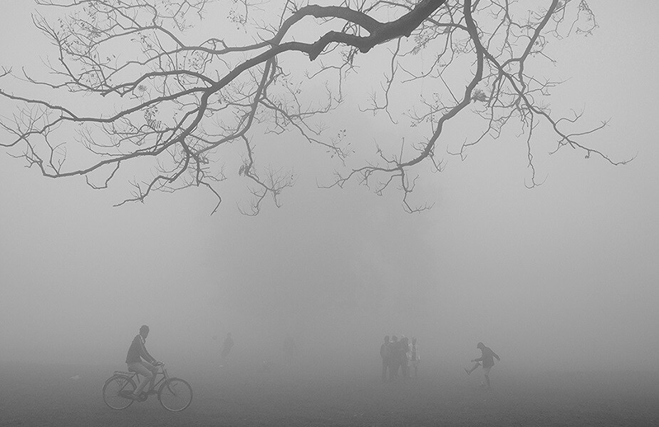 শীতের সঙ্গেই ঘন কুয়াশার সতর্কবার্তা। আগামী ২৪ ঘণ্টায় উত্তরবঙ্গে ঘন কুয়াশার সতর্কবার্তা। উত্তরবঙ্গের সব জেলাতেই মাঝারি থেকে ঘন কুয়াশা।আলিপুরদুয়ার জলপাইগুড়ি ও কোচবিহারে দৃশ্যমানতা ২০০ থেকে ৫০০ মিটারের মধ্যে নেমে আসতে পারে। সড়ক পরিবহনের ক্ষেত্রে সর্তকতা অবলম্বনের পরামর্শ আবহাওয়া দফতরের। শীতের সঙ্গেই ঘন কুয়াশার সতর্কবার্তা। আগামী ২৪ ঘণ্টায় উত্তরবঙ্গে ঘন কুয়াশার সতর্কবার্তা। উত্তরবঙ্গের সব জেলাতেই মাঝারি থেকে ঘন কুয়াশা।আলিপুরদুয়ার জলপাইগুড়ি ও কোচবিহারে দৃশ্যমানতা ২০০ থেকে ৫০০ মিটারের মধ্যে নেমে আসতে পারে। সড়ক পরিবহনের ক্ষেত্রে সর্তকতা অবলম্বনের পরামর্শ আবহাওয়া দফতরের।