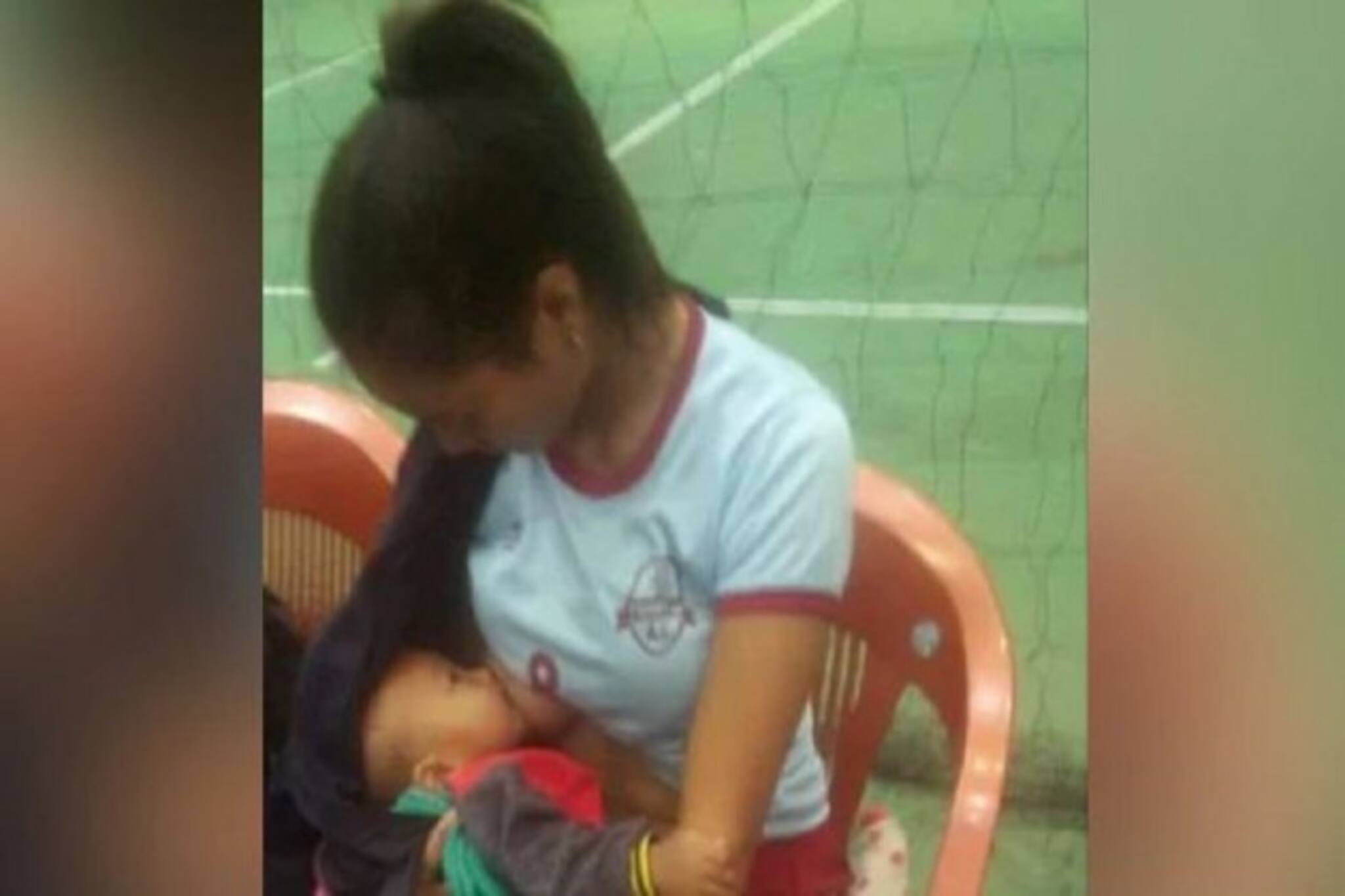 খেলার ব্রেকে সন্তানকে স্তন্যপান করালেন অ্যাথলিট, মাতৃত্বের অঙ্গীকারকে কুর্নিশ দুনিয়ার