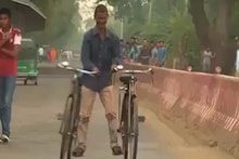 ধূম মচালে ! রাস্তায় একই সঙ্গে দুটি সাইকেল চালিয়ে সোশ্যাল মিডিয়া কাঁপালেন