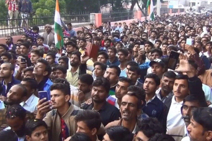 শহিদ বীর সন্তানকে এক বিশাল পরিমাণে যুবকদের ভিড় রাস্তায় ৷ বন্দে মাতারম ধ্বনিতে চারিদিক মুখরিত হয়েছে ৷ দেশের জন্য প্রাণ বলিদান দিয়েছেন ভারত ৷ শহিদের মৃতদেহ নিয়ে প্রায় ৪ কিমি পর্যন্ত যুবকদের শোভাযাত্রা ৷ শহিদ বীর সন্তানকে এক বিশাল পরিমাণে যুবকদের ভিড় রাস্তায় ৷ বন্দে মাতারম ধ্বনিতে চারিদিক মুখরিত হয়েছে ৷ দেশের জন্য প্রাণ বলিদান দিয়েছেন ভারত ৷ শহিদের মৃতদেহ নিয়ে প্রায় ৪ কিমি পর্যন্ত যুবকদের শোভাযাত্রা ৷