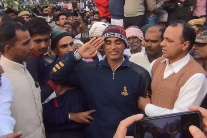 মৃতদেহ নিয়ে কাছের মানুষেরদের শোকের প্রকাশ ৷ গোটা এলাকা জুড়ে নেমেছে শোকের ছায়া ৷ তাঁর বাবাও ,সেনাবাহিনীতে ছিলেন তিনি নিজের চোখের জল আর ধরে রাখতে পারেননি ৷ ছোট বোন প্রমিলা বাবাকে সান্ত্বনা দিয়েছেন ৷ বাবাও ছেলের শেষযাত্রায় ছেলেকে স্যালুট করেছেন ৷ মৃতদেহ নিয়ে কাছের মানুষেরদের শোকের প্রকাশ ৷ গোটা এলাকা জুড়ে নেমেছে শোকের ছায়া ৷ তাঁর বাবাও ,সেনাবাহিনীতে ছিলেন তিনি নিজের চোখের জল আর ধরে রাখতে পারেননি ৷ ছোট বোন প্রমিলা বাবাকে সান্ত্বনা দিয়েছেন ৷ বাবাও ছেলের শেষযাত্রায় ছেলেকে স্যালুট করেছেন ৷