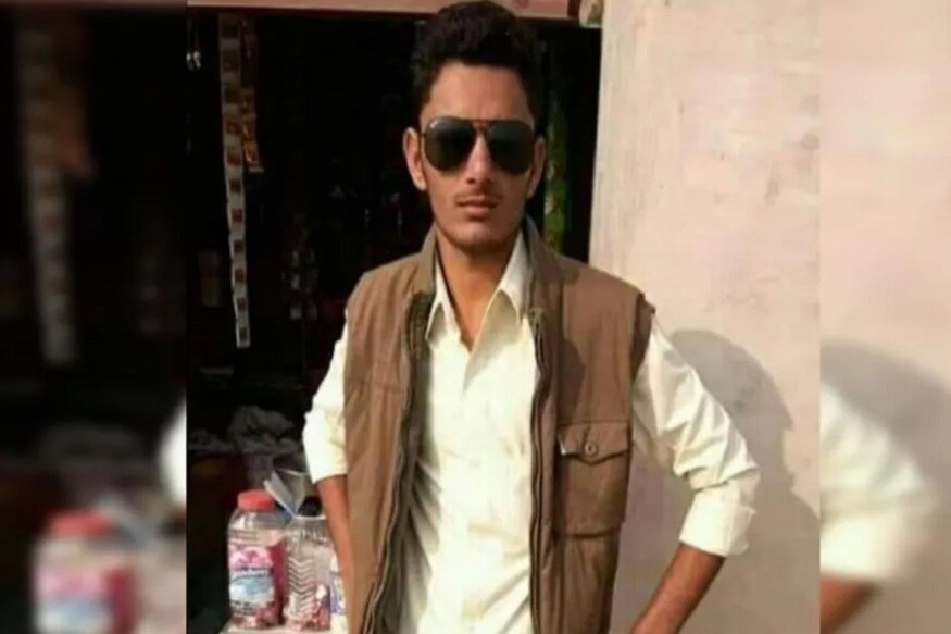 শহিদ কমল ধান্দিবাল ২ জাট রেজিমেন্টে কর্তব্যরত ছিলেন বাবা মায়ের একমাত্র সন্তান কমল ৷ তাঁর জন্ম ২৫ ডিসেম্বরে ১৯৯৮ সালে বাবা-মা, দাদু-ঠাকুমা ছাড়াও ছোটবোনকে নিয়েই সোনার সংসার ৷ ২১ বথর বয়সী কমল ২০১৮ সালের ১৩ জুন সেনায় যোগ দিয়েছিলেন ৷ গত ২২ তারিখ ছুটি কাটাতে বাড়ি আসার কথা ছিল কিন্তু ছুটির অভাবে বাড়ি ফিরতে পারেননি ৷ শহিদ কমল ধান্দিবাল ২ জাট রেজিমেন্টে কর্তব্যরত ছিলেন বাবা মায়ের একমাত্র সন্তান কমল ৷ তাঁর জন্ম ২৫ ডিসেম্বরে ১৯৯৮ সালে বাবা-মা, দাদু-ঠাকুমা ছাড়াও ছোটবোনকে নিয়েই সোনার সংসার ৷ ২১ বথর বয়সী কমল ২০১৮ সালের ১৩ জুন সেনায় যোগ দিয়েছিলেন ৷ গত ২২ তারিখ ছুটি কাটাতে বাড়ি আসার কথা ছিল কিন্তু ছুটির অভাবে বাড়ি ফিরতে পারেননি ৷